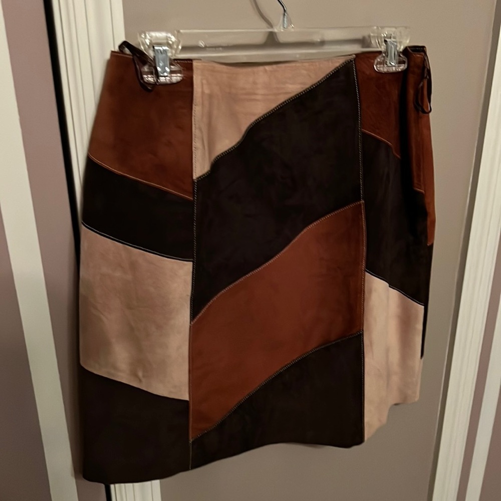 Apostrophe size 8 suede leather skirt